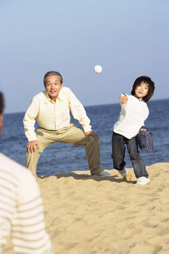 东方人,儿童,背部,三个人,家庭,夫妻,站,蹲,投,举,笑,摸,微笑,露齿笑,竖图,室外,白天,正面,爱情,游戏,纯洁,棒球,垒球,海浪,海洋,沙滩,亚洲,抚摸,阴影,波纹,光线,棒球手套,沙子,影子,海岸,浪花,云,云朵,沙地,浪漫,玩,云彩,注视,黄种人,娱乐,球,一个,小孩,蓝色,黑色,白云,蓝天,水纹,天空,阳光,海水,手套,波浪,天,观察,看,托,站着,休闲,温暖,温馨,一家人,恩爱,可爱,童年,童趣,恋人,单个,观看,活动,和睦,察看,发泄,关注,消遣,智力,海景,童真,烂漫,无邪,宣泄,天真,老年男性,老年女性,男孩,男人,男性,女人,女性,亚洲人,孩子,夫妇,情侣,大海,风浪,海,海水的波动,海滩,近岸浪,涌浪,触摸,蹲着,接触,举起,举手,举着,抛,扔,撒,玩耍,嬉戏,向上举,向上伸,向上托,站立,掷,半身,彩图,伴侣,融洽,男生