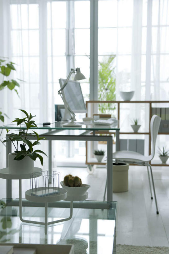 无人,家,客厅,竖图,室内,白天,正面,电脑,笔记本电脑,植物,窗户,家具,落地窗,装修,桌子,建筑,椅子,阴影,装饰,光线,网络,瓷砖,地砖,盆栽,影子,办公桌,房屋,木椅,墙,屋子,公寓,盆景,地面,古典,通讯设备,建设,装潢,洋房,楼房,玻璃窗,墙壁,墙面,住宅,绿色,阳光,自然,室内装潢,中式,生长,成长,明亮,无线,起居室,舒适,家居装潢,通信设备,无线网络,房屋设计,无线上网,便携式电脑,室内设计,宽敞,样板房装潢,手提电脑,设计,彩图,房子