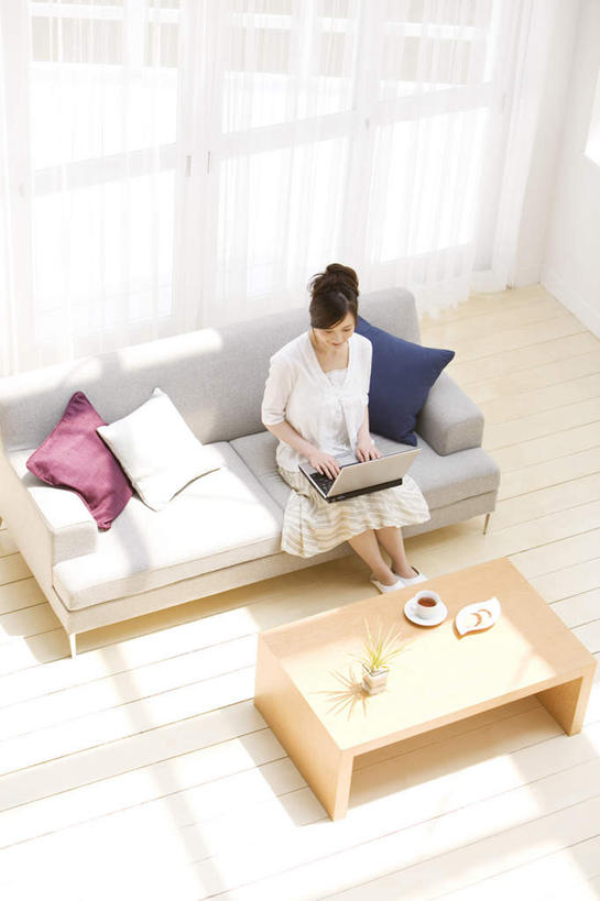 东方人,头发,一个人,客厅,坐,笑,摸,微笑,露齿笑,竖图,俯视,室内,白天,电脑,笔记本电脑,窗户,靠垫,落地窗,桌子,亚洲,仅一个年轻女性,仅一个女性,仅一个人,抚摸,敲打,阴影,服装,光线,网络,影子,办公桌,墙,靠枕,注视,休闲装,黄种人,输入,通讯设备,玻璃窗,墙壁,墙面,两个,衣服,红色,蓝色,白色,黑色,阳光,垫子,枕头,打字,低头,观察,看,靠,靠着,倚靠,休闲,休闲服,服饰,观看,点击,敲击,察看,无线,起居室,倚着,关注,通信设备,无线网络,无线上网,便携式电脑,按键,手提电脑,年轻女性,女人,女性,亚洲人,触摸,接触,坐着,半身,彩图,高角度拍摄