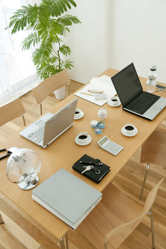 无人,办公室,竖图,俯视,室内,白天,计算器,电脑,笔记本电脑,植物,窗户,地板,落地窗,桌子,杯子,餐具,阴影,光线,计算,科学,网络,瓷器,碟子,盘,盆栽,影子,办公桌,墙,办公用品,记事本,咖啡杯,盆景,陶瓷制品,地面,通讯设备,木地板,玻璃窗,墙壁,墙面,绿色,阳光,自然,本子,笔记本,盘子,碟,理财,财务,生长,成长,无线,数学,瓷杯,通信设备,无线网络,无线上网,便携式电脑,手提电脑,彩图,高角度拍摄