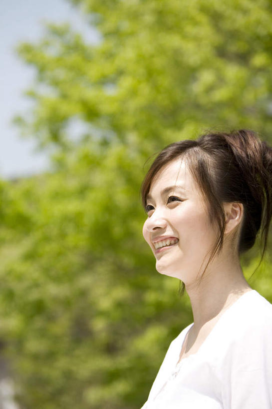 东方人,头发,一个人,站,笑,微笑,露齿笑,竖图,室外,白天,侧面,旅游,度假,植物,亚洲,仅一个年轻女性,仅一个女性,仅一个人,阴影,服装,光线,影子,注视,休闲装,黄种人,娱乐,树,树木,衣服,蓝色,绿色,白色,黑色,蓝天,天空,阳光,自然,天,观察,看,站着,享受,休闲,休闲服,放松,服饰,生长,成长,观看,察看,关注,年轻女性,女人,女性,亚洲人,站立,半身,彩图