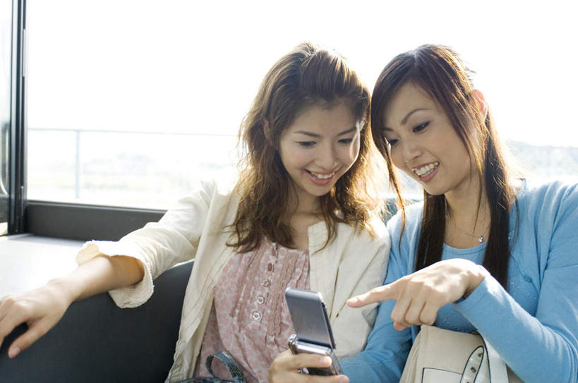 东方人,头发,两个人,伙伴,朋友,坐,笑,摸,打电话,微笑,露齿笑,横图,室内,白天,正面,友谊,窗户,桌子,电话,手机,亚洲,抚摸,敲打,指,阴影,服装,光线,影子,办公桌,墙,注视,休闲装,黄种人,方向,输入,通讯设备,玻璃窗,墙壁,墙面,衣服,粉色,蓝色,黑色,阳光,打字,观察,看,靠,靠着,手势,倚靠,休闲,休闲服,服饰,观看,点击,敲击,察看,倚着,指向,食指,关注,一部,交流,友情,按键,年轻女性,女人,女性,亚洲人,长发,触摸,沟通,接触,通话,坐着,半身,彩图