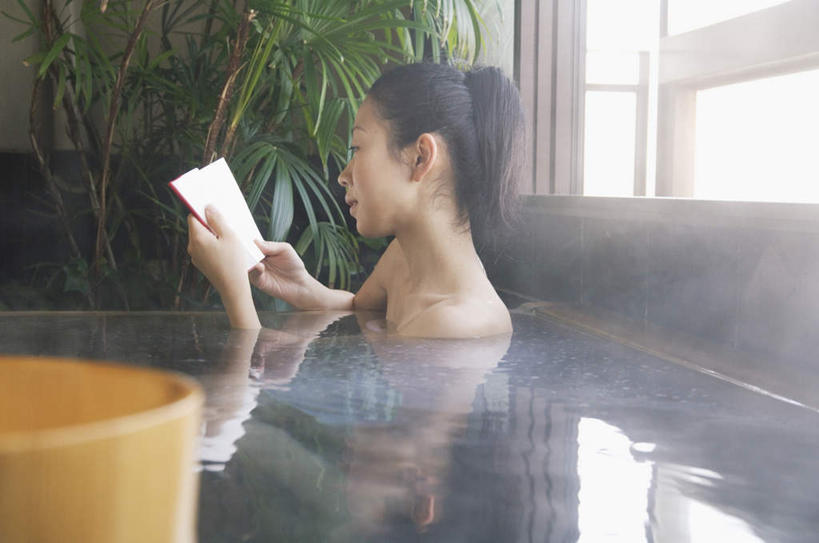 东方人,头发,一个人,坐,捧,笑,微笑,露齿笑,横图,室内,白天,侧面,浴袍,按摩,美容,阅读,植物,窗户,报纸,书籍,亚洲,仅一个年轻女性,仅一个女性,仅一个人,一本,护肤,握,学习,阴影,光线,木制,盆栽,影子,墙,盆景,拿,拿着,注视,黄种人,玻璃窗,墙壁,墙面,绿色,白色,黑色,阳光,自然,木制品,观察,看,靠,靠着,倚靠,保养,享受,休闲,浴盆,放松,浏览,握着,SPA水疗,保健,温泉浴场,生长,成长,观看,察看,倚着,关注,养颜,年轻女性,女人,女性,亚洲人,长发,书,图书,矿泉疗养地,端,端着,捧着,手捧,坐着,半身,彩图,汤帷子,浴衣,水疗