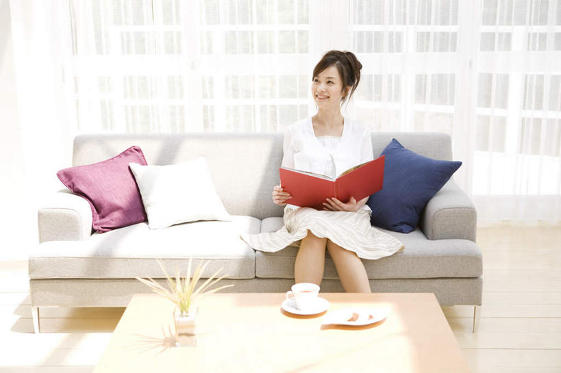 东方人,头发,一个人,客厅,坐,捧,笑,微笑,露齿笑,横图,俯视,室内,白天,植物,餐桌,窗户,地板,靠垫,落地窗,桌子,书籍,亚洲,仅一个年轻女性,仅一个女性,仅一个人,一本,握,阴影,光线,盆栽,影子,墙,靠枕,盆景,地面,拿,拿着,注视,黄种人,木地板,玻璃窗,墙壁,墙面,红色,蓝色,绿色,黑色,阳光,自然,垫子,枕头,观察,看,靠,靠着,倚靠,握着,生长,成长,餐台,观看,察看,起居室,倚着,关注,年轻女性,女人,女性,亚洲人,书,图书,端,端着,捧着,手捧,坐着,半身,彩图,高角度拍摄