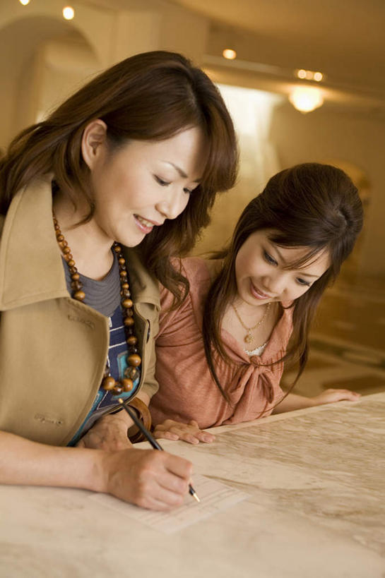 东方人,头发,两个人,伙伴,朋友,宾馆,站,笑,摸,微笑,露齿笑,竖图,室内,白天,正面,友谊,地板,道路,地图,亚洲,抚摸,弯腰,握,写,阴影,服装,光线,信息,影子,墙,地面,交通,拿,拿着,注视,休闲装,黄种人,方向,木地板,墙壁,墙面,衣服,粉色,黑色,阳光,低头,观察,记录,看,站着,休闲,休闲服,握着,服饰,观看,引导,指引,察看,关注,弯身,友情,年轻女性,女人,女性,亚洲人,长发,触摸,接触,站立,半身,彩图,客店,客栈,旅店,旅馆,旅舍,汽车旅馆,导航