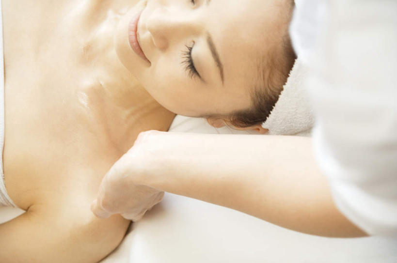 东方人,脸,头,脸颊,两个人,伙伴,朋友,按摩师,躺,闭眼,笑,摸,微笑,横图,俯视,室内,白天,浴袍,按摩,友谊,床,亚洲,抚摸,阴影,光线,影子,床单,黄种人,被子,白色,阳光,毛巾,按,享受,健康,保健,单人床,被单,指压,卧着,友情,年轻女性,女人,女性,亚洲人,头部,脸部,脸蛋,面部,技师,闭眼睛,闭着眼,闭着眼睛,触摸,接触,躺着,卧,半身,彩图,高角度拍摄,汤帷子,浴衣,推拿