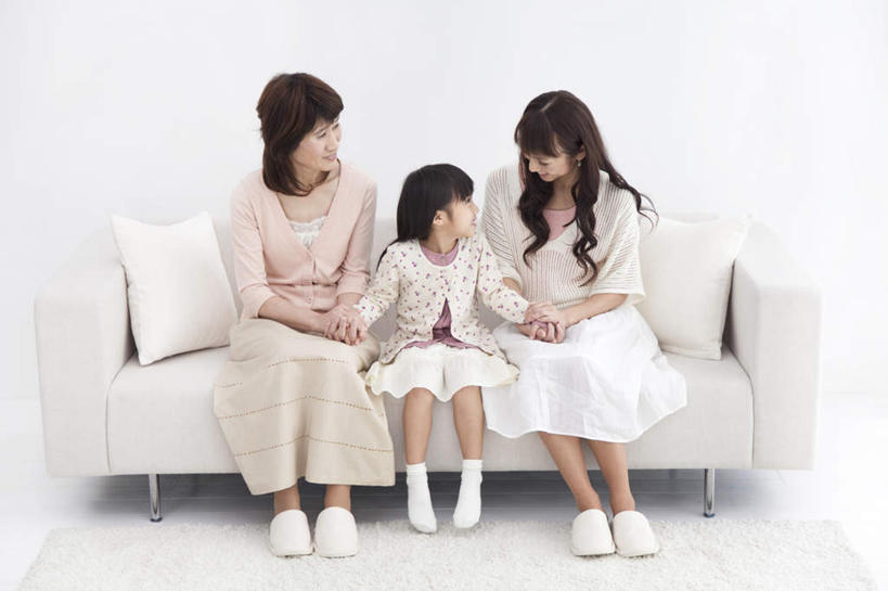东方人,儿童,头发,三个人,家庭,母亲,女儿,握手,笑,摸,微笑,露齿笑,横图,室内,白天,正面,纯洁,沙发,亚洲,一排,抚摸,服装,整齐,墙,扭头,注视,休闲装,黄种人,相视,墙壁,墙面,排列,小孩,衣服,白色,黑色,观察,看,靠,靠着,倚靠,转头,休闲,温暖,温馨,母女,一家人,面对面,休闲服,可爱,母爱,童年,童趣,服饰,观看,对视,和睦,察看,倚着,队列,关注,相对,布艺沙发,童真,烂漫,无邪,相看,天真,年轻女性,女孩,女人,女性,亚洲人,孩子,年轻人,长发,触摸,接触,拉手,手拉手,手握手,坐着,彩图,全身,融洽,女生
