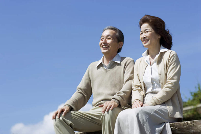 东方人,头发,两个人,家庭,夫妻,坐,笑,摸,微笑,露齿笑,横图,室外,白天,正面,爱情,旅游,度假,草地,草坪,植物,椅子,亚洲,抚摸,阴影,服装,光线,影子,木椅,云,云朵,浪漫,云彩,注视,休闲装,黄种人,娱乐,草,树,树木,衣服,蓝色,绿色,白色,黑色,白云,蓝天,天空,阳光,自然,天,观察,看,享受,休闲,温暖,温馨,一家人,休闲服,恩爱,放松,恋人,服饰,生长,成长,观看,和睦,察看,关注,老年男性,老年女性,男人,男性,女人,女性,亚洲人,夫妇,情侣,触摸,接触,坐着,半身,彩图,伴侣,融洽