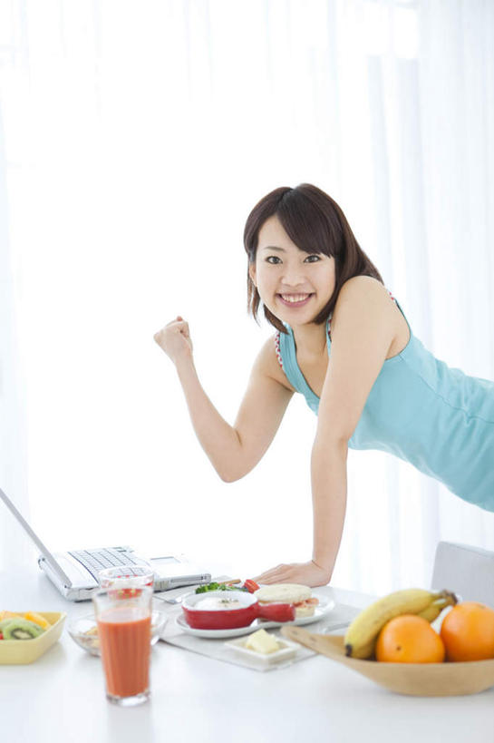 东方人,头发,一个人,客厅,站,笑,摸,微笑,露齿笑,竖图,室内,白天,侧面,电脑,笔记本电脑,窗户,柑橘,柠檬,杯子,餐具,水果,亚洲,仅一个年轻女性,仅一个女性,仅一个人,抚摸,弯腰,握,阴影,服装,新鲜,光线,网络,瓷器,碟子,盘,影子,墙,生食,食品,果实,咖啡杯,陶瓷制品,拿,拿着,扭头,注视,休闲装,黄种人,通讯设备,玻璃窗,墙壁,墙面,食物,衣服,蓝色,黑色,阳光,盘子,碟,观察,看,站着,转头,休闲,休闲服,握着,服饰,有机食品,绿色食品,观看,察看,无线,起居室,关注,瓷杯,通信设备,无线网络,无线上网,便携式电脑,弯身,手提电脑,年轻女性,女人,女性,亚洲人,益母果,柠果,橘子,桔子,橙子,橙,触摸,接触,站立,半身,彩图