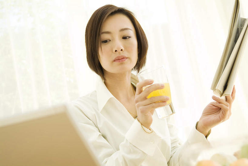 果汁,东方人,头发,一个人,商务人士,商务女性,客厅,坐,捧,笑,摸,微笑,露齿笑,横图,室内,白天,正面,衬衫,电脑,笔记本电脑,沙发,书籍,亚洲,仅一个年轻女性,仅一个女性,仅一个人,一本,抚摸,握,套装,朦胧,模糊,网络,墙,一杯,拿,拿着,注视,黄种人,通讯设备,墙壁,墙面,黄色,白色,黑色,观察,看,靠,靠着,倚靠,握着,观看,察看,无线,起居室,倚着,关注,通信设备,商务装,无线网络,布艺沙发,无线上网,便携式电脑,工薪阶层,手提电脑,年轻女性,女人,女性,亚洲人,白领,上班族,书,图书,触摸,端,端着,接触,捧着,手捧,坐着,半身,彩图,衬衣