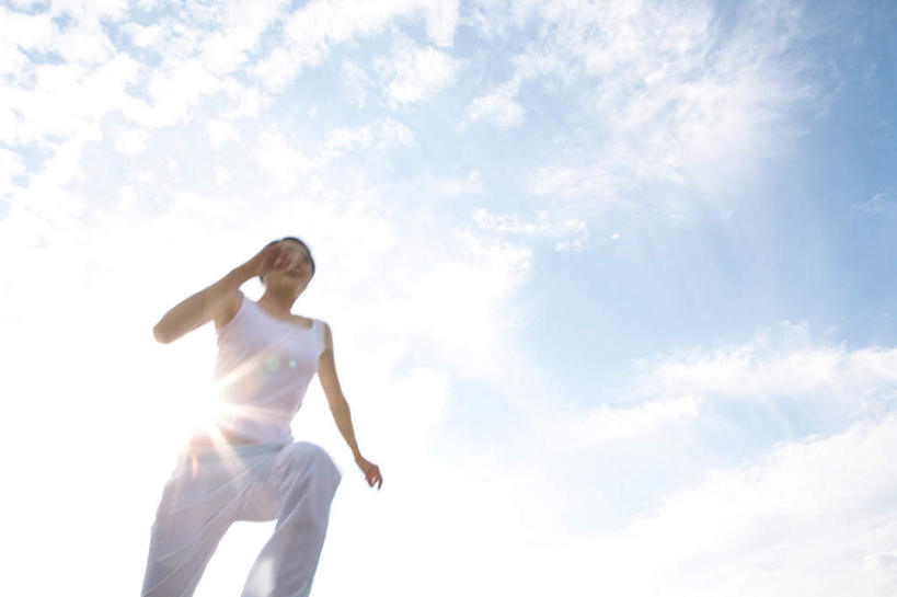 东方人,头发,一个人,站,跑,笑,微笑,露齿笑,横图,室外,白天,仰视,锻炼,旅游,度假,运动,亚洲,仅一个年轻女性,仅一个女性,仅一个人,阴影,服装,光线,影子,云,云朵,云彩,抬腿,注视,休闲装,黄种人,娱乐,衣服,蓝色,白色,黑色,白云,蓝天,天空,阳光,天,观察,看,站着,享受,休闲,休闲服,放松,抬手,服饰,观看,察看,关注,室外运动,户外运动,体育,年轻女性,女人,女性,亚洲人,跑步,站立,半身,彩图,低角度拍摄,健身