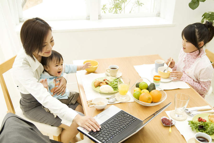 东方人,儿童,头发,三个人,家庭,母亲,女儿,客厅,坐,抱,笑,摸,微笑,露齿笑,横图,俯视,室内,白天,纯洁,电脑,笔记本电脑,植物,桌子,柑橘,餐具,水果,亚洲,一堆,许多,抚摸,敲打,堆叠,堆积,新鲜,网络,碟子,盘,盆栽,办公桌,墙,生食,食品,果实,盆景,注视,黄种人,输入,通讯设备,墙壁,墙面,食物,小孩,绿色,黑色,自然,盘子,碟,碗,打字,观察,看,靠,靠着,倚靠,温暖,温馨,母女,一家人,可爱,母爱,童年,童趣,有机食品,绿色食品,生长,成长,抱着,观看,堆,点击,敲击,和睦,察看,无线,起居室,搂着,倚着,关注,通信设备,无线网络,无线上网,便携式电脑,童真,烂漫,无邪,酸橙,天真,按键,手提电脑,年轻女性,女孩,女人,女性,亚洲人,孩子,年轻人,长发,进餐用具,烹调用具,橘子,桔子,橙子,橙,触摸,怀抱,接触,搂,搂抱,相抱,拥抱,坐着,半身,彩图,高角度拍摄,融洽,女生