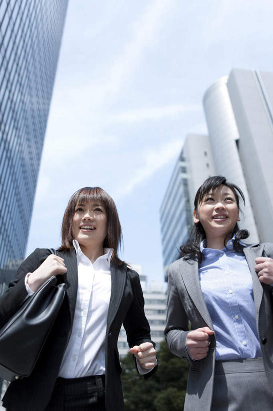 东方人,背,头发,两个人,伙伴,朋友,商务人士,商务女性,高楼大厦,站,笑,摸,微笑,露齿笑,竖图,室外,白天,仰视,衬衫,旅游,度假,友谊,大厦,建筑,摩天大楼,亚洲,抚摸,阴影,套装,光线,包,皮包,影子,云,云朵,云彩,注视,黄种人,娱乐,两个,蓝色,黑色,白云,蓝天,天空,阳光,天,背着,观察,看,站着,享受,休闲,放松,观看,单肩包,察看,关注,商务装,工薪阶层,友情,年轻女性,女人,女性,亚洲人,长发,白领,上班族,触摸,接触,站立,半身,彩图,低角度拍摄,衬衣,大楼,高层建筑,高楼,摩天楼