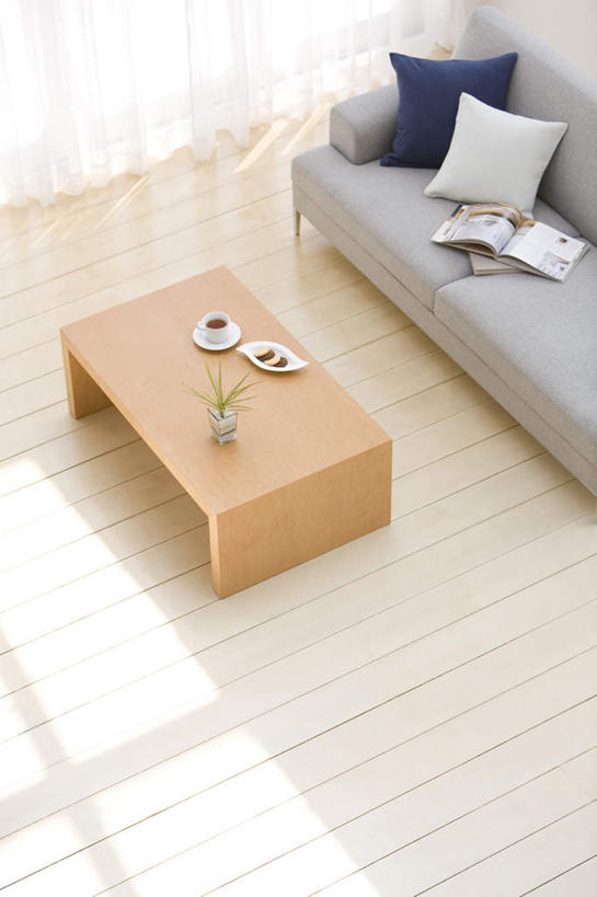 无人,客厅,竖图,俯视,室内,白天,旅游,度假,植物,地板,靠垫,沙发,桌子,杯子,餐具,书籍,一堆,许多,阴影,堆叠,堆积,光线,瓷器,碟子,盘,盆栽,影子,办公桌,墙,咖啡杯,靠枕,盆景,陶瓷制品,地面,娱乐,木地板,墙壁,墙面,两个,蓝色,绿色,白色,阳光,自然,盘子,垫子,碟,枕头,享受,休闲,放松,生长,成长,堆,起居室,瓷杯,布艺沙发,书,图书,彩图,高角度拍摄