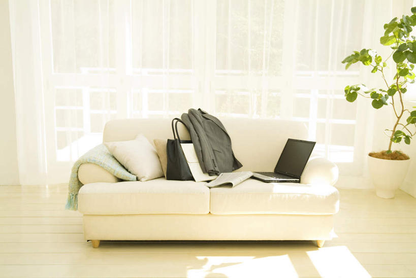 无人,客厅,横图,室内,白天,正面,衬衫,旅游,度假,电脑,笔记本电脑,植物,窗户,地板,落地窗,沙发,书籍,一堆,许多,阴影,堆叠,堆积,光线,网络,包,盆栽,皮包,影子,墙,领带,盆景,地面,娱乐,通讯设备,木地板,玻璃窗,墙壁,墙面,一个,绿色,黑色,阳光,自然,享受,休闲,放松,生长,单个,成长,堆,单肩包,无线,起居室,通信设备,无线网络,布艺沙发,无线上网,便携式电脑,手提电脑,书,图书,彩图,衬衣