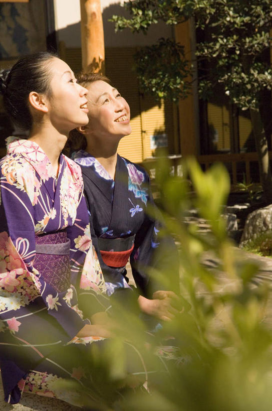 东方人,头发,两个人,伙伴,朋友,坐,笑,微笑,露齿笑,竖图,室外,白天,侧面,民族服装,友谊,草地,草坪,植物,亚洲,指,阴影,花纹,和服,光线,图案,影子,云,云朵,云彩,注视,黄种人,方向,草,树,树木,蓝色,绿色,黑色,白云,蓝天,天空,阳光,自然,天,观察,看,手势,服饰,生长,成长,观看,察看,指向,食指,关注,吴服,唐草,唐花,唐锦,友情,年轻女性,女人,女性,亚洲人,长发,抬头,仰头,坐着,半身,彩图,传统服装,民俗服