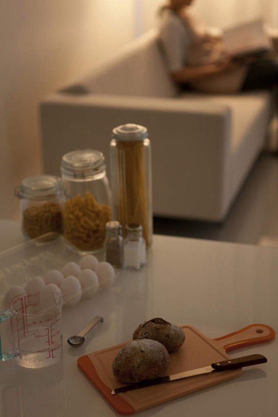 东方人,一个人,客厅,坐,摸,竖图,俯视,室内,白天,阅读,沙发,报纸,餐具,书籍,金属制品,亚洲,仅一个男性,仅一个人,一把,一本,许多,抚摸,握,学习,阴影,服装,光线,金属,碟子,工具,盘,影子,勺子,墙,蛋,调料,鸡蛋,案板,刀具,调味品,拿,调味料,拿着,休闲装,黄种人,墙壁,墙面,砧板,仅一个年轻男性,三个,衣服,白色,阳光,盘子,调羹,碟,汤匙,刀,看,靠,靠着,倚靠,休闲,休闲服,浏览,握着,服饰,起居室,倚着,菜刀,布艺沙发,卵,切菜刀,男人,男性,年轻男性,亚洲人,书,图书,触摸,接触,坐着,半身,彩图,高角度拍摄