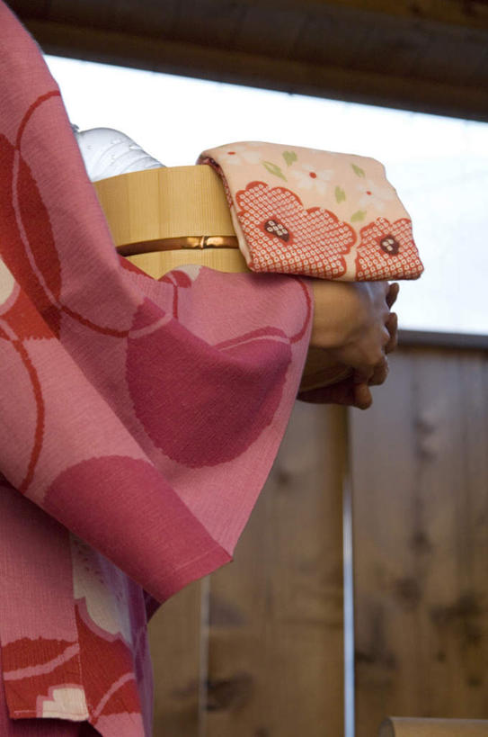 东方人,一个人,站,捧,摸,竖图,室内,白天,侧面,民族服装,旅游,度假,水,亚洲,仅一个年轻女性,仅一个女性,仅一个人,抚摸,握,阴影,花纹,和服,光线,木制,盆子,图案,液体,影子,墙,水滴,拿,拿着,黄种人,娱乐,墙壁,墙面,一个,红色,蓝色,蓝天,天空,阳光,木制品,毛巾,天,站着,享受,休闲,浴盆,放松,握着,服饰,单个,吴服,唐草,唐花,唐锦,年轻女性,女人,女性,亚洲人,触摸,端,端着,接触,捧着,手捧,站立,半身,彩图,传统服装,民俗服