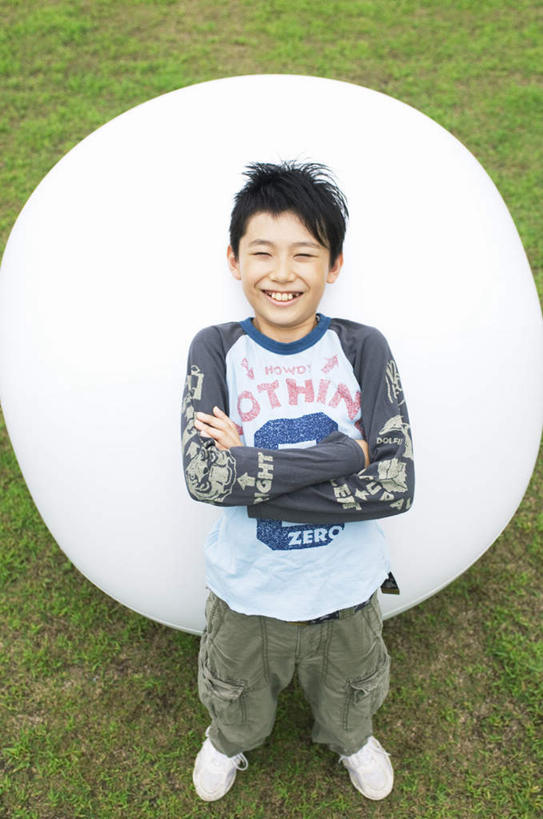 东方人,儿童,头发,一个人,站,笑,摸,双手交叉,微笑,露齿笑,竖图,俯视,室外,白天,旅游,度假,游戏,纯洁,玩具,亚洲,仅一个男性,仅一个人,抚摸,花纹,服装,图案,玩,注视,休闲装,黄种人,娱乐,球,一个,小孩,衣服,白色,黑色,观察,看,靠,靠着,倚靠,站着,仅一个小孩,享受,休闲,球体,休闲服,放松,可爱,童年,童趣,益智,服饰,单个,观看,活动,察看,双手抱胸,倚着,发泄,关注,消遣,智力,童真,烂漫,无邪,宣泄,天真,男孩,男人,男性,亚洲人,孩子,触摸,接触,玩耍,嬉戏,站立,彩图,高角度拍摄,全身,男生