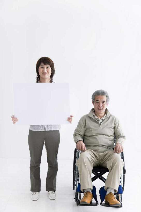 东方人,头发,两个人,家庭,夫妻,病人,站,坐,笑,摸,微笑,露齿笑,竖图,室内,白天,白色背景,正面,爱情,亚洲,撑,抚摸,阴影,服装,光线,瓷砖,地砖,工具,影子,墙,地面,浪漫,注视,休闲装,黄种人,墙壁,墙面,一个,衣服,白色,黑色,阳光,轮椅,复健,观察,看,靠,靠着,倚靠,站着,休闲,康复,温暖,温馨,一家人,休闲服,器械,恩爱,恋人,摄影,服饰,影棚,单个,观看,和睦,察看,医疗设备,撑着,倚着,关注,医疗器械,医疗工具,辅助设备,老年男性,老年女性,男人,男性,女人,女性,亚洲人,长发,夫妇,情侣,患者,就医者,触摸,接触,站立,坐着,彩图,全身,影棚拍摄,拍摄,伴侣,融洽