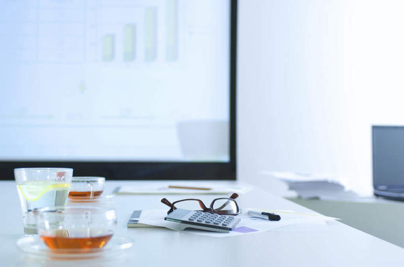 无人,办公室,横图,室内,白天,正面,计算器,电脑,笔记本电脑,显示器,桌子,杯子,餐具,阴影,朦胧,模糊,光线,计算,科学,网络,材料,瓷器,档案,碟子,盘,屏幕,文件,眼镜,影子,办公桌,办公用品,咖啡杯,陶瓷制品,通讯设备,显示屏,一个,阳光,盘子,资料,碟,理财,财务,单个,无线,数学,文档,瓷杯,通信设备,无线网络,投影机,近视眼镜,无线上网,便携式电脑,输出设备,手提电脑,彩图