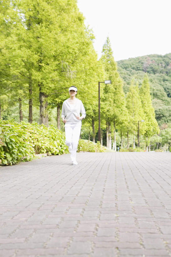 东方人,头发,一个人,站,跑,笑,微笑,露齿笑,竖图,室外,白天,正面,锻炼,旅游,度假,运动,草地,草坪,植物,道路,路,帽子,亚洲,仅一个年轻女性,仅一个女性,仅一个人,阴影,服装,光线,影子,云,云朵,小路,交通,云彩,注视,休闲装,黄种人,娱乐,运动帽,草,树,树木,衣服,蓝色,绿色,黑色,白云,蓝天,天空,阳光,自然,天,观察,看,站着,享受,休闲,休闲服,鸭舌帽,放松,服饰,乡间小路,生长,成长,观看,察看,关注,一顶,体育,年轻女性,女人,女性,亚洲人,跑步,站立,彩图,全身,健身