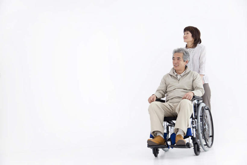 东方人,头发,两个人,家庭,夫妻,站,坐,笑,摸,微笑,露齿笑,横图,室内,白天,白色背景,正面,爱情,亚洲,撑,抚摸,服装,工具,浪漫,注视,休闲装,黄种人,一个,衣服,白色,黑色,轮椅,复健,观察,看,靠,靠着,倚靠,站着,休闲,康复,温暖,温馨,一家人,休闲服,器械,恩爱,恋人,摄影,服饰,影棚,单个,观看,和睦,察看,医疗设备,撑着,倚着,关注,医疗器械,医疗工具,辅助设备,老年男性,老年女性,男人,男性,女人,女性,亚洲人,夫妇,情侣,触摸,接触,站立,坐着,彩图,全身,影棚拍摄,拍摄,伴侣,融洽