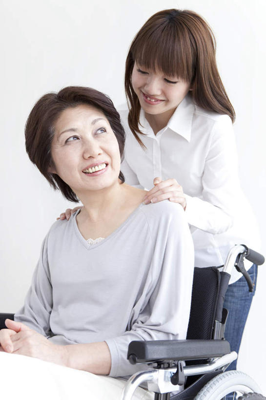 东方人,头发,两个人,家庭,母亲,女儿,站,坐,笑,摸,微笑,露齿笑,竖图,室内,白天,白色背景,正面,亚洲,撑,抚摸,服装,工具,墙,敲,扭头,注视,休闲装,黄种人,墙壁,墙面,衣服,白色,黑色,轮椅,复健,观察,看,靠,靠着,倚靠,站着,转头,休闲,康复,温暖,温馨,母女,一家人,休闲服,器械,母爱,摄影,服饰,影棚,观看,和睦,察看,医疗设备,撑着,倚着,关注,医疗器械,医疗工具,辅助设备,老年女性,年轻女性,女人,女性,亚洲人,长发,触摸,接触,站立,坐着,半身,彩图,影棚拍摄,拍摄,融洽