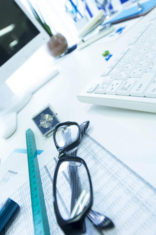 无人,办公室,竖图,俯视,室内,特写,白天,电脑,笔记本电脑,桌子,一副,许多,阴影,朦胧,模糊,光线,网络,笔,材料,档案,文件,眼镜,影子,办公桌,办公用品,通讯设备,文具,阳光,学习用品,资料,文具用品,无线,文档,通信设备,无线网络,近视眼镜,无线上网,便携式电脑,手提电脑,彩图,高角度拍摄