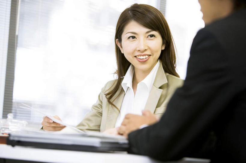 东方人,头发,两个人,商务人士,商务男性,商务女性,办公室,坐,笑,摸,微笑,露齿笑,横图,室内,白天,正面,衬衫,电脑,笔记本电脑,窗户,落地窗,亚洲,抚摸,握,写,阴影,套装,光线,网络,笔,材料,档案,文件,影子,墙,办公用品,拿,拿着,注视,黄种人,通讯设备,玻璃窗,墙壁,墙面,文具,黑色,阳光,学习用品,资料,观察,记录,看,握着,观看,文具用品,察看,无线,关注,文档,通信设备,商务装,无线网络,无线上网,便携式电脑,工薪阶层,手提电脑,男人,男性,年轻男性,年轻女性,女人,女性,亚洲人,长发,白领,上班族,触摸,接触,坐着,半身,彩图,衬衣