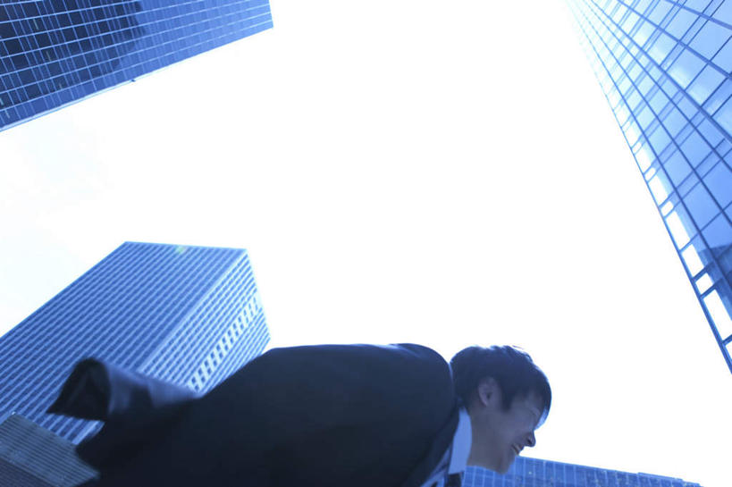 东方人,一个人,商务人士,商务男性,高楼大厦,站,跑,笑,微笑,露齿笑,横图,室外,白天,仰视,衬衫,锻炼,旅游,度假,运动,大厦,建筑,摩天大楼,亚洲,仅一个男性,仅一个人,阴影,套装,光线,包,皮包,影子,注视,黄种人,娱乐,仅一个年轻男性,一个,蓝色,蓝天,天空,阳光,天,观察,看,站着,享受,休闲,放松,晴朗,单个,观看,单肩包,察看,关注,商务装,工薪阶层,万里无云,体育,男人,男性,年轻男性,亚洲人,白领,上班族,晴空,晴空万里,跑步,站立,半身,彩图,低角度拍摄,衬衣,健身,大楼,高层建筑,高楼,摩天楼