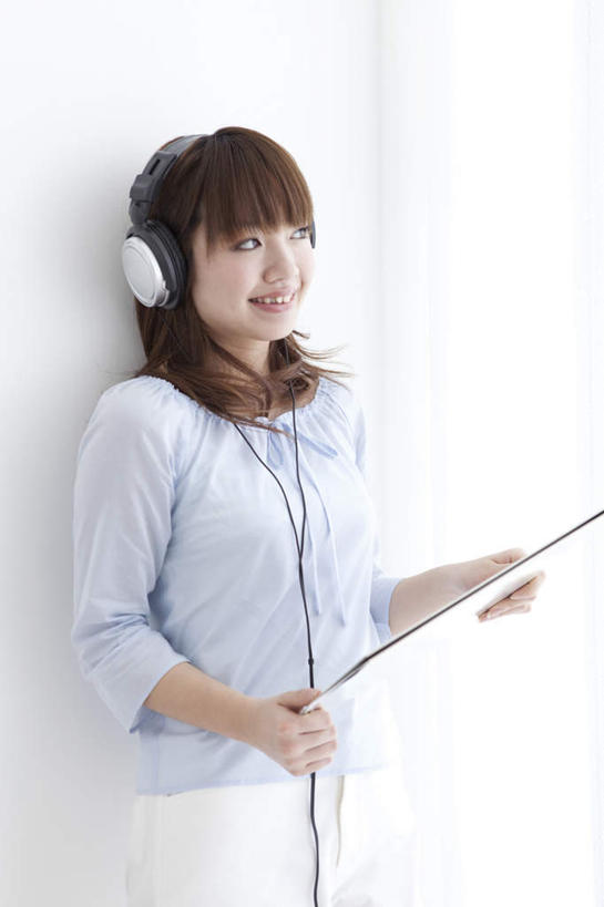 东方人,头发,一个人,站,捧,笑,摸,微笑,露齿笑,竖图,室内,白天,正面,快乐,满意,幸福,亚洲,仅一个年轻女性,仅一个女性,仅一个人,抚摸,握,服装,材料,档案,文件,墙,音响,音乐,拿,拿着,注视,休闲装,黄种人,娱乐,墙壁,墙面,衣服,蓝色,黑色,耳机,资料,观察,看,靠,靠着,倚靠,站着,享受,休闲,休闲服,放松,握着,服饰,观看,察看,舒适,享乐,倚着,关注,文档,年轻女性,女人,女性,亚洲人,长发,触摸,端,端着,接触,捧着,手捧,站立,半身,彩图