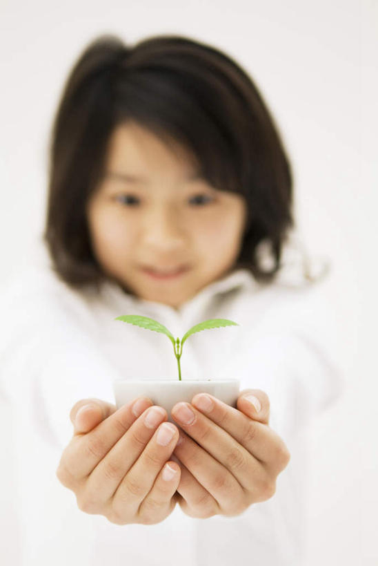 东方人,儿童,脸,头,脸颊,头发,一个人,站,捧,笑,摸,微笑,露齿笑,竖图,室内,白天,白色背景,正面,纯洁,杯子,亚洲,仅一个女性,仅一个人,抚摸,握,朦胧,模糊,拿,拿着,注视,黄种人,小孩,黑色,水杯,观察,看,站着,仅一个小孩,可爱,童年,童趣,握着,摄影,影棚,观看,察看,关注,童真,烂漫,无邪,天真,女孩,女人,女性,亚洲人,孩子,头部,脸部,脸蛋,面部,茶杯,触摸,端,端着,接触,捧着,手捧,站立,半身,彩图,影棚拍摄,拍摄,女生