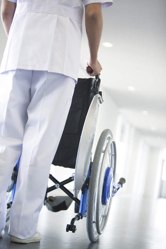 东方人,一个人,医生,医院,站,走,推,摸,竖图,室内,白天,窗户,亚洲,仅一个男性,仅一个人,撑,抚摸,阴影,光线,工具,影子,墙,黄种人,玻璃窗,墙壁,墙面,仅一个年轻男性,一个,背面,阳光,轮椅,复健,站着,医护人员,医疗人员,康复,器械,单个,医疗设备,撑着,白大褂,医疗器械,医疗工具,医疗机构,辅助设备,男人,男性,年轻男性,亚洲人,大夫,步行,触摸,接触,散步,站立,走路,半身,彩图,病院,诊所