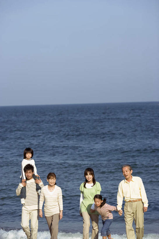 东方人,儿童,老年人,头发,夫妻,母亲,父亲,女儿,儿子,祖母,祖父,三代同堂,站,走,握手,笑,摸,微笑,露齿笑,竖图,室外,白天,正面,爱情,旅游,度假,纯洁,海浪,海洋,沙滩,水,亚洲,抚摸,阴影,飞溅,服装,溅,光线,沙子,液体,影子,海岸,浪花,水滴,云,云朵,沙地,浪漫,云彩,注视,休闲装,黄种人,娱乐,祖孙三代,水珠,小孩,骑,衣服,蓝色,黑色,白云,蓝天,天空,阳光,海水,天,观察,看,扛,站着,享受,休闲,温暖,温馨,父女,父子,母女,母子,休闲服,恩爱,放松,父爱,可爱,母爱,童年,童趣,恋人,服饰,奶奶,爷爷,观看,祖孙,和睦,察看,关注,喷洒,海景,童真,烂漫,无邪,外婆,外孙女,外祖母,外公,外祖父,外孙,外孙子,扛在肩上,骑在肩上,天真,老年男性,老年女性,男孩,男人,男性,年轻男性,年轻女性,女孩,女人,女性,亚洲人,孩子,年轻人,夫妇,情侣,全家福,孙女,孙子,大海,风浪,海,海水的波动,海滩,近岸浪,涌浪,步行,触摸,接触,拉手,散步,手拉手,手握手,站立,走路,半身,彩图,伴侣,融洽,男生,女生,爸爸,多代同堂,妈妈