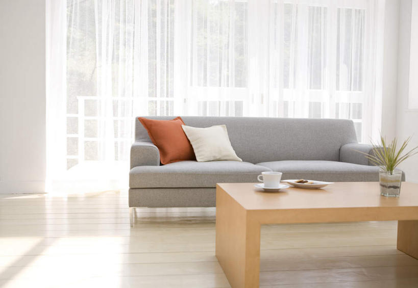 无人,客厅,栏杆,横图,室内,白天,正面,旅游,度假,植物,餐桌,窗户,窗帘,靠垫,落地窗,沙发,桌子,杯子,餐具,阴影,光线,瓷器,碟子,盘,盆栽,影子,围栏,咖啡杯,靠枕,盆景,陶瓷制品,娱乐,护栏,玻璃窗,两个,红色,绿色,白色,阳光,自然,盘子,垫子,碟,枕头,享受,休闲,放松,生长,成长,餐台,起居室,瓷杯,布艺沙发,彩图