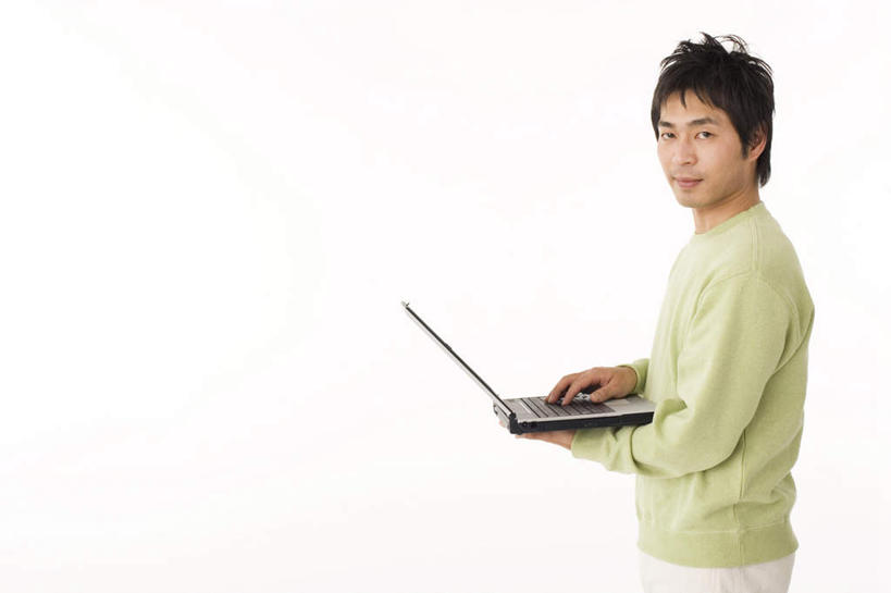 东方人,头发,一个人,站,捧,笑,微笑,露齿笑,横图,室内,白天,白色背景,侧面,电脑,笔记本电脑,亚洲,仅一个男性,仅一个人,握,服装,网络,拿,拿着,扭头,注视,休闲装,黄种人,通讯设备,仅一个年轻男性,衣服,绿色,黑色,观察,看,站着,转头,休闲,休闲服,握着,摄影,服饰,影棚,观看,察看,无线,关注,通信设备,无线网络,无线上网,便携式电脑,手提电脑,男人,男性,年轻男性,亚洲人,端,端着,捧着,手捧,站立,半身,彩图,影棚拍摄,拍摄