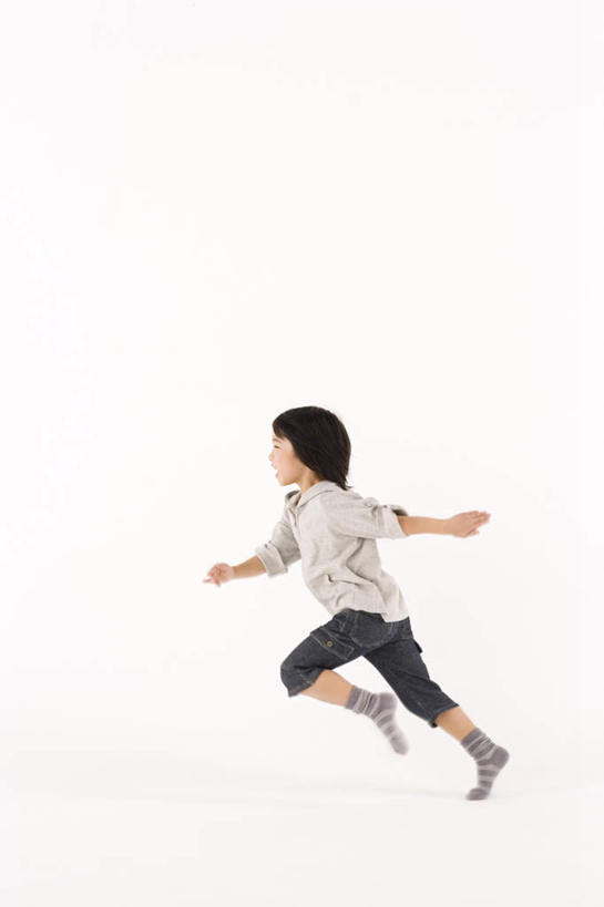 东方人,儿童,头发,一个人,站,跑,伸展双臂,笑,微笑,露齿笑,竖图,室内,白天,白色背景,侧面,锻炼,纯洁,运动,亚洲,仅一个男性,仅一个人,服装,抬腿,注视,休闲装,黄种人,小孩,衣服,黑色,灰色,观察,看,站着,仅一个小孩,休闲,休闲服,可爱,童年,童趣,摄影,服饰,影棚,观看,察看,关注,童真,烂漫,无邪,体育,天真,男孩,男人,男性,亚洲人,孩子,敞开双臂,跑步,伸开双臂,展开双肩,站立,张开手臂,张开双臂,彩图,全身,影棚拍摄,健身,拍摄,男生