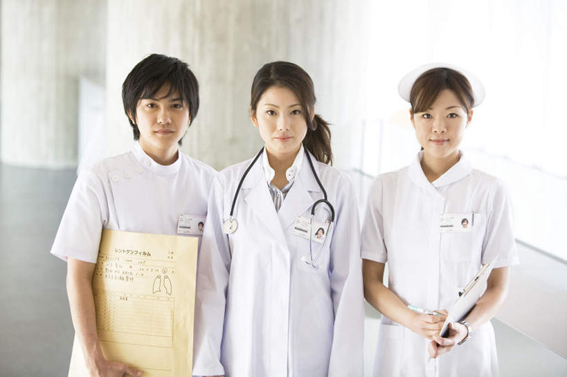 东方人,三个人,家庭,伙伴,朋友,医生,医院,站,捧,笑,摸,微笑,露齿笑,横图,室内,白天,正面,友谊,窗户,亚洲,一排,抚摸,握,阴影,整齐,光线,笔,材料,档案,文件,影子,墙,办公用品,拿,拿着,注视,黄种人,玻璃窗,墙壁,墙面,文具,排列,一个,阳光,听诊器,学习用品,资料,观察,看,站着,医护人员,医疗人员,温暖,温馨,一家人,握着,单个,观看,文具用品,和睦,察看,医疗设备,白大褂,队列,关注,文档,医疗机构,友情,亚洲人,大夫,触摸,端,端着,接触,捧着,手捧,站立,半身,彩图,病院,诊所,融洽