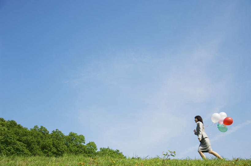 东方人,头发,一个人,商务人士,商务女性,站,跑,举,笑,微笑,露齿笑,横图,室外,白天,侧面,衬衫,锻炼,旅游,度假,运动,草地,草坪,植物,亚洲,仅一个年轻女性,仅一个女性,仅一个人,许多,阴影,套装,漂浮,装饰,光线,影子,塑料,云,云朵,领带,云彩,注视,黄种人,娱乐,草,树,树木,蓝色,绿色,黑色,白云,蓝天,天空,阳光,自然,气球,塑料制品,天,观察,看,托,站着,享受,休闲,悬浮,橡胶,放松,生长,成长,观看,华丽,修饰,点缀,察看,关注,商务装,工薪阶层,橡胶制品,衬托,美观,雅致,雅观,体育,年轻女性,女人,女性,亚洲人,白领,上班族,举起,举手,举着,跑步,向上举,向上伸,向上托,站立,彩图,全身,衬衣,健身