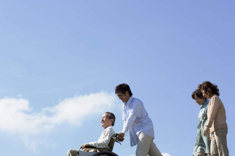 东方人,头发,两个人,四个人,家庭,夫妻,母亲,父亲,女儿,儿子,站,坐,走,推,笑,微笑,露齿笑,横图,室外,白天,侧面,爱情,旅游,度假,亚洲,阴影,服装,光线,工具,影子,云,云朵,浪漫,云彩,注视,休闲装,黄种人,娱乐,一个,衣服,蓝色,白色,黑色,白云,蓝天,天空,阳光,轮椅,天,复健,观察,看,靠,靠着,倚靠,站着,享受,休闲,康复,温暖,温馨,父子,母女,一家人,休闲服,器械,恩爱,放松,父爱,母爱,恋人,服饰,单个,观看,和睦,察看,医疗设备,倚着,关注,医疗器械,医疗工具,辅助设备,老年男性,老年女性,男人,男性,年轻男性,年轻女性,女人,女性,亚洲人,夫妇,情侣,步行,散步,站立,走路,坐着,半身,彩图,伴侣,融洽