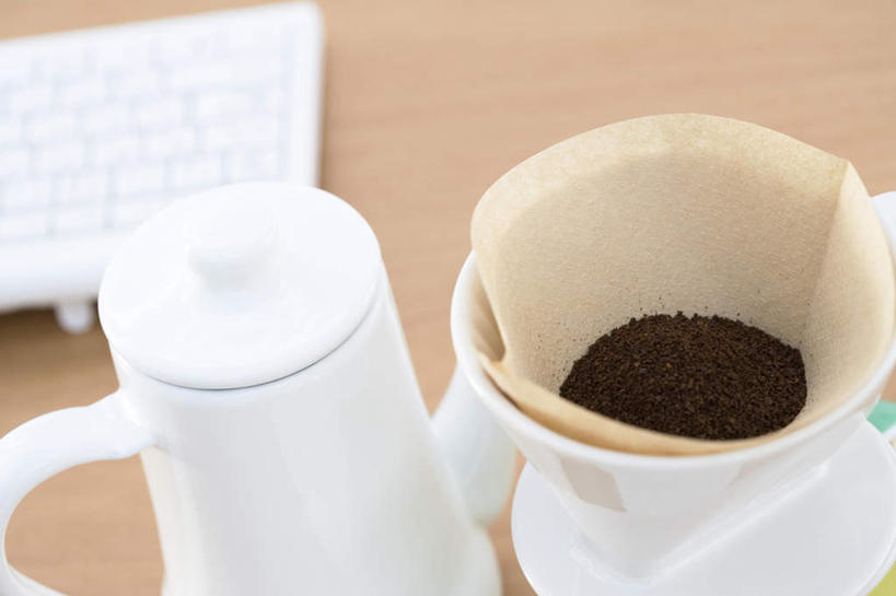 咖啡,无人,横图,俯视,室内,特写,白天,计算器,植物,餐桌,桌子,豆,杯子,餐具,一堆,许多,阴影,堆叠,堆积,朦胧,模糊,光线,计算,科学,瓷器,碟子,壶,盘,影子,豆类,豆子,办公用品,咖啡杯,陶瓷制品,水壶,一个,黑色,阳光,盘子,茶壶,碟,咖啡豆,理财,财务,单个,餐台,堆,数学,瓷杯,豆科,咖啡因,彩图,高角度拍摄