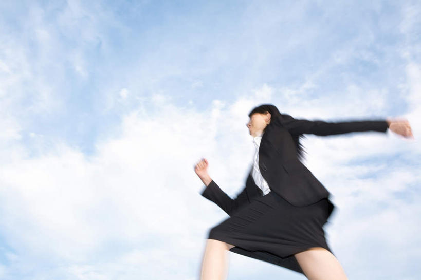 东方人,头发,一个人,商务人士,商务女性,站,跑,笑,微笑,露齿笑,横图,室外,白天,仰视,衬衫,锻炼,旅游,度假,运动,亚洲,仅一个年轻女性,仅一个女性,仅一个人,阴影,套装,光线,影子,云,云朵,领带,云彩,抬腿,注视,黄种人,娱乐,蓝色,黑色,白云,蓝天,天空,阳光,天,观察,看,站着,享受,休闲,放松,抬手,观看,察看,关注,商务装,工薪阶层,体育,年轻女性,女人,女性,亚洲人,白领,上班族,跑步,站立,半身,彩图,低角度拍摄,衬衣,健身