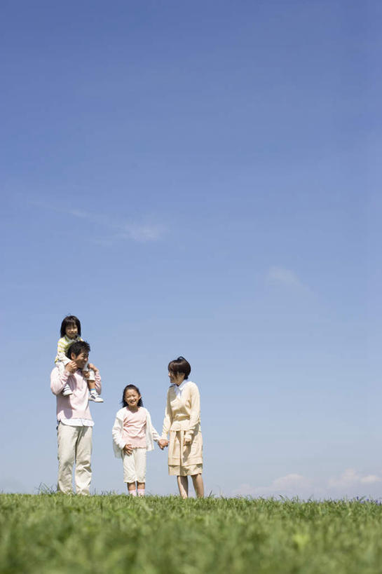 东方人,儿童,四个人,家庭,夫妻,母亲,父亲,女儿,儿子,站,握手,笑,摸,微笑,露齿笑,竖图,室外,白天,正面,爱情,旅游,度假,纯洁,草地,草坪,植物,亚洲,抚摸,阴影,服装,光线,影子,云,云朵,浪漫,云彩,注视,休闲装,黄种人,娱乐,相视,草,小孩,骑,衣服,蓝色,绿色,白色,白云,蓝天,天空,阳光,天,观察,看,扛,站着,享受,休闲,温暖,温馨,父子,母女,一家人,面对面,休闲服,恩爱,放松,父爱,可爱,母爱,童年,童趣,恋人,服饰,观看,对视,和睦,察看,关注,相对,童真,烂漫,无邪,相看,扛在肩上,骑在肩上,天真,男孩,男人,男性,年轻男性,年轻女性,女孩,女人,女性,亚洲人,孩子,夫妇,情侣,触摸,接触,拉手,手拉手,手握手,站立,彩图,全身,伴侣,融洽,男生,女生