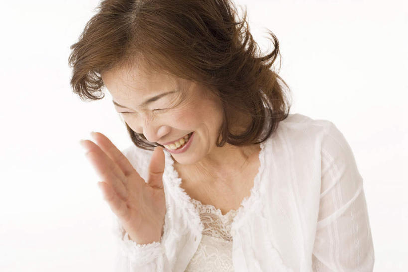 东方人,头发,一个人,站,举,闭眼,笑,摸,微笑,露齿笑,横图,俯视,室内,白天,白色背景,亚洲,仅一个女性,仅一个人,抚摸,服装,休闲装,黄种人,衣服,白色,黑色,低头,托,站着,休闲,休闲服,摄影,服饰,仅一个老年女性,影棚,老年女性,女人,女性,亚洲人,长发,闭眼睛,闭着眼,闭着眼睛,触摸,接触,举起,举手,举着,向上举,向上伸,向上托,站立,半身,彩图,高角度拍摄,影棚拍摄,拍摄