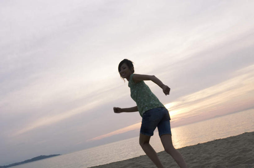 东方人,头发,一个人,站,跑,笑,微笑,露齿笑,横图,室外,白天,侧面,锻炼,旅游,度假,运动,海浪,海洋,沙滩,亚洲,仅一个年轻女性,仅一个女性,仅一个人,阴影,波纹,服装,光线,沙子,影子,海岸,浪花,云,云朵,沙地,云彩,扭头,注视,休闲装,黄种人,娱乐,衣服,蓝色,白色,黑色,白云,蓝天,水纹,天空,阳光,海水,波浪,天,观察,看,站着,转头,享受,休闲,休闲服,放松,服饰,观看,察看,关注,海景,体育,年轻女性,女人,女性,亚洲人,大海,风浪,海,海水的波动,海滩,近岸浪,涌浪,跑步,站立,半身,彩图,健身