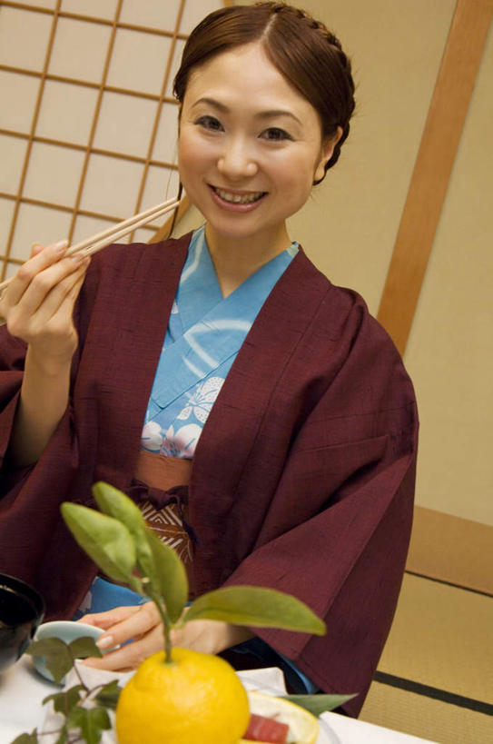 东方人,一个人,客厅,坐,笑,摸,微笑,露齿笑,竖图,室内,白天,正面,民族服装,旅游,度假,门,柑橘,餐具,水果,亚洲,仅一个年轻女性,仅一个女性,仅一个人,许多,抚摸,握,和服,新鲜,碟子,盘,墙,生食,食品,果实,拿,拿着,注视,黄种人,娱乐,墙壁,墙面,食物,一个,红色,盘子,碟,门框,碗,观察,看,靠,靠着,倚靠,享受,休闲,放松,握着,服饰,有机食品,绿色食品,单个,观看,察看,起居室,倚着,关注,吴服,唐草,唐花,唐锦,年轻女性,女人,女性,亚洲人,进餐用具,烹调用具,橘子,桔子,橙子,橙,触摸,接触,坐着,半身,彩图,传统服装,民俗服