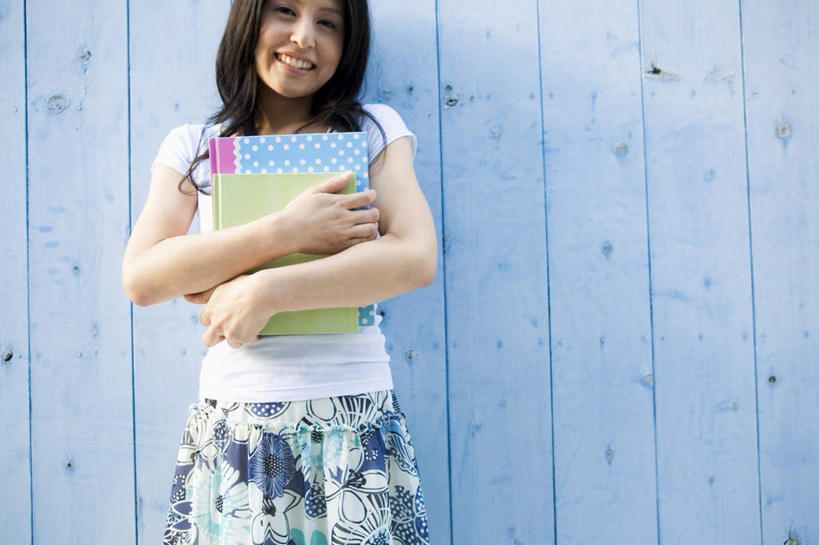 东方人,头发,一个人,站,捧,笑,摸,微笑,露齿笑,横图,室外,白天,正面,旅游,度假,书籍,亚洲,仅一个年轻女性,仅一个女性,仅一个人,许多,抚摸,花纹,条纹,服装,墙,注视,休闲装,黄种人,娱乐,墙壁,墙面,衣服,白色,黑色,观察,看,站着,享受,休闲,休闲服,放松,服饰,观看,察看,关注,年轻女性,女人,女性,亚洲人,长发,书,图书,触摸,端,端着,接触,捧着,手捧,站立,半身,彩图