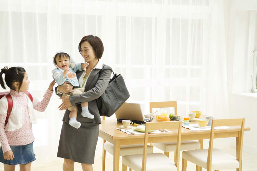 东方人,儿童,三个人,家庭,母亲,女儿,客厅,站,抱,笑,摸,微笑,露齿笑,横图,室内,白天,正面,衬衫,纯洁,电脑,笔记本电脑,餐桌,窗户,落地窗,桌子,餐具,椅子,亚洲,许多,抚摸,阴影,服装,光线,网络,包,碟子,盘,书包,影子,木椅,墙,注视,休闲装,黄种人,通讯设备,玻璃窗,墙壁,墙面,一个,小孩,衣服,粉色,红色,阳光,背包,盘子,碟,碗,观察,看,站着,休闲,温暖,温馨,母女,一家人,休闲服,可爱,母爱,童年,童趣,服饰,单个,餐台,抱着,观看,和睦,察看,无线,起居室,搂着,关注,通信设备,无线网络,无线上网,便携式电脑,童真,烂漫,无邪,天真,手提电脑,年轻女性,女孩,女人,女性,亚洲人,孩子,年轻人,进餐用具,烹调用具,触摸,怀抱,接触,搂,搂抱,相抱,拥抱,站立,半身,彩图,衬衣,融洽,双肩包,女生