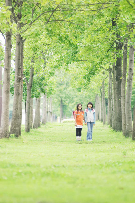 东方人,儿童,头发,两个人,伙伴,朋友,站,走,握手,摸,竖图,室外,白天,正面,旅游,度假,友谊,纯洁,草地,草坪,植物,道路,路,亚洲,一排,抚摸,阴影,服装,整齐,光线,包,书包,影子,小路,交通,休闲装,黄种人,娱乐,草,树,树木,排列,一个,小孩,衣服,粉色,红色,绿色,黑色,阳光,自然,背包,站着,享受,休闲,休闲服,放松,可爱,童年,童趣,服饰,乡间小路,生长,单个,成长,队列,童真,烂漫,无邪,天真,友情,男孩,男人,男性,女孩,女人,女性,亚洲人,步行,触摸,接触,拉手,散步,手拉手,手握手,站立,走路,彩图,全身,双肩包,男生,女生
